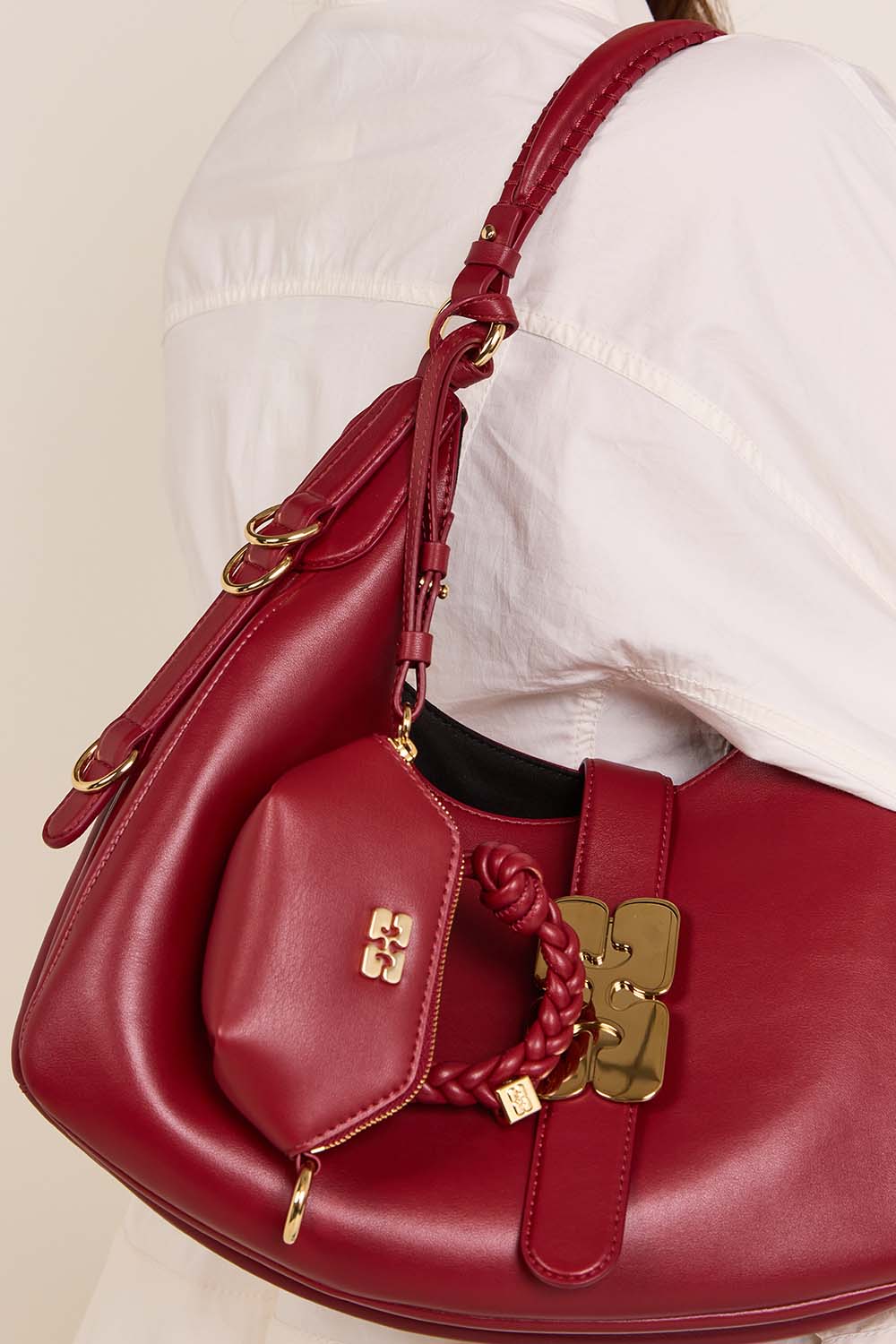 תמונת כל הלוק של תיק נאנו בו צ'ארם